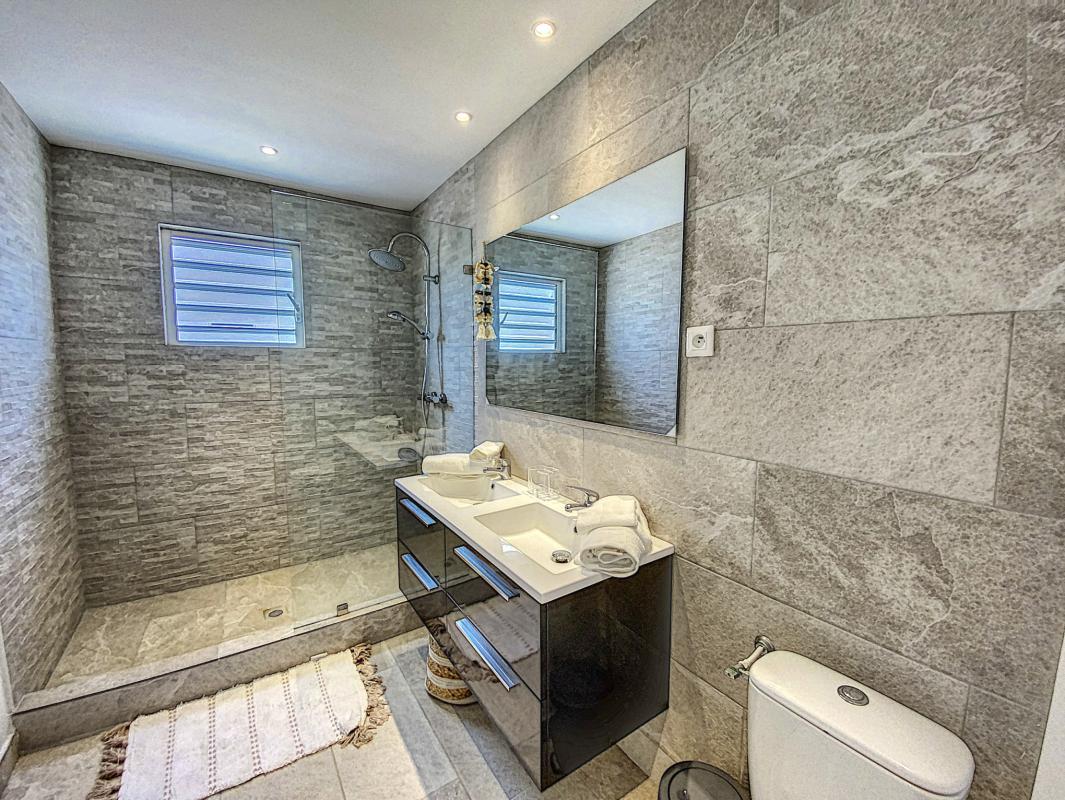 A louer appartement Front de mer BO Saint Martin-salle de douche-15